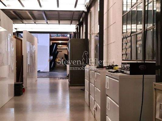 Verbindung zwischen Büro- und Hallenfläche