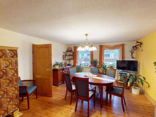 gemütlicher Essplatz am Kachelofen