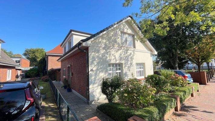 Die seitliche Zuwegung zu dem Haupteingang