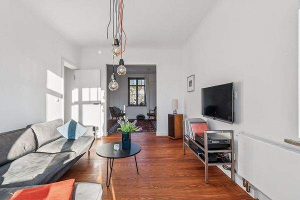 Der Wohnbereich mit hochwertigem Pitchpine Fussboden