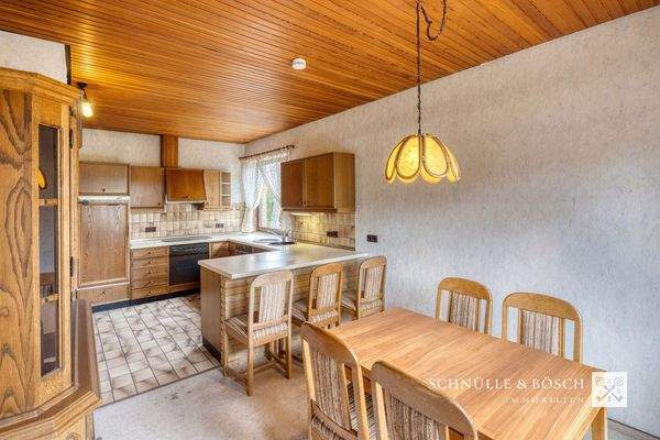 Esszimmer und Küche mit Tresen