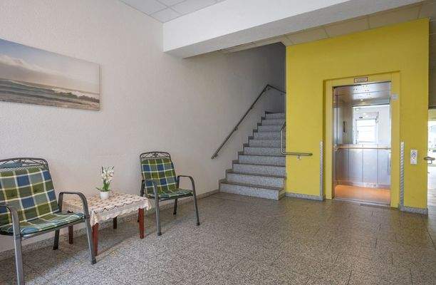 Eingangsbereich mit breitem Aufzug