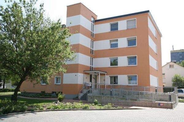 Hausansicht mit rollstuhlgerechtem Zugang