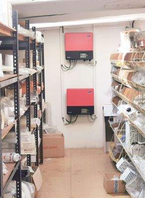 Bürogebäude Anschlusskästen PV Anlage