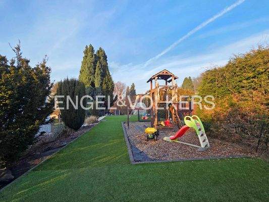 Spielplatz hinter dem Haus