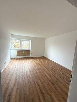 Helles Zimmer mit Holzboden