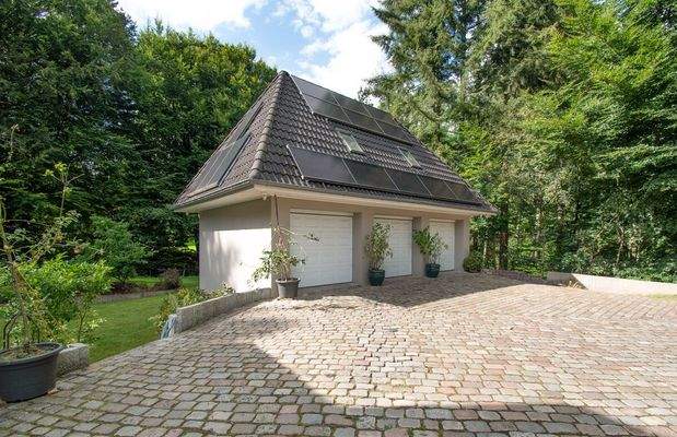 Nebengebäude mit Garage und Einliegerwohnung