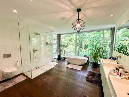 exklusives Bad mit Blick ins Naturschutzgebiet