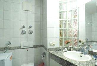 Badezimmer mit Waschmaschinenanschluss