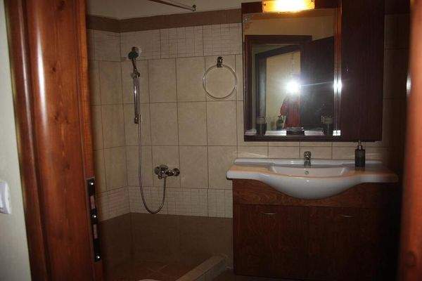 Steinhaus mit Blick auf das Meer und die Schlucht