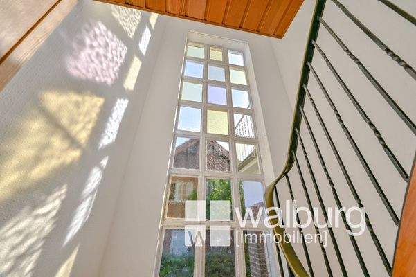 11 großes Lichtelement im Treppenhaus 