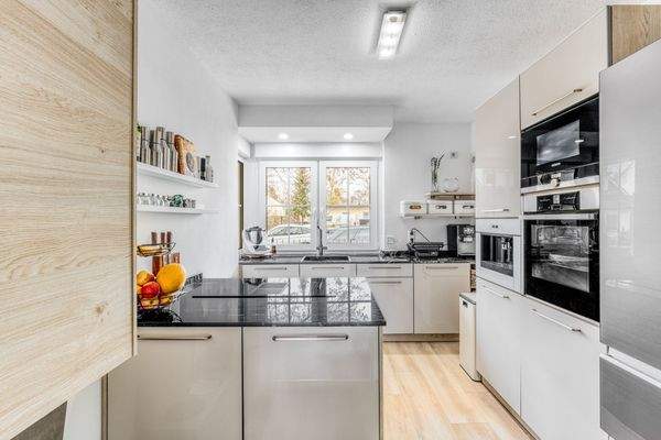 Küche mit Kochinsel