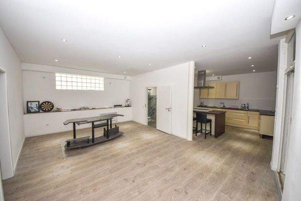 Emfangs - Büro- oder Verkaufsraum