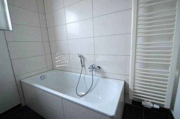 Tageslichtbad mit Badewanne