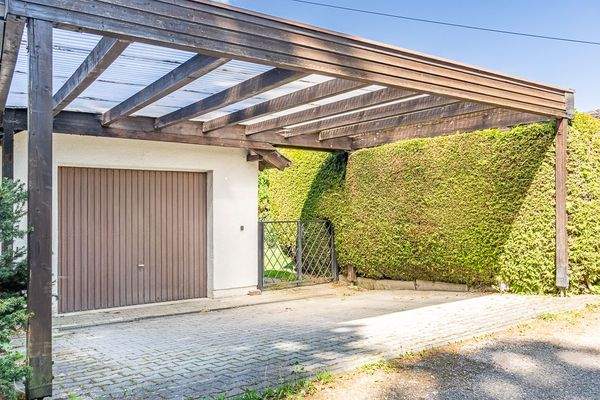 Garage mit Carport