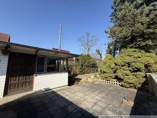 Sicht von der Terrasse in den Garten