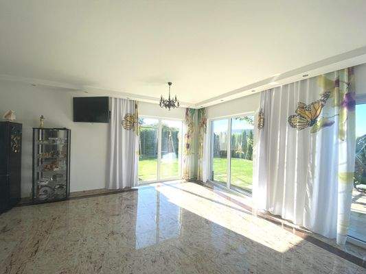 Fensterfront mit  Gartenblick