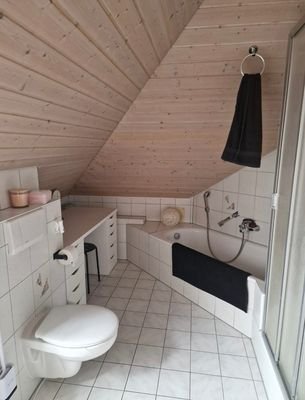 Badewanne und Dusche