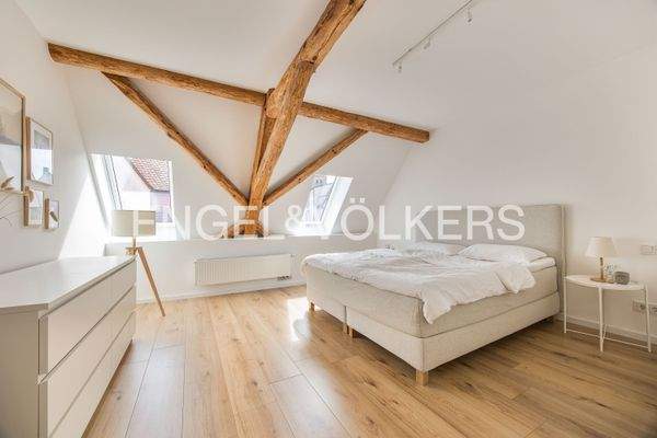 Ruhiges Schlafzimmer mit freigelegten Balken, behaglichem Flair und exklusiver Ausstrahlung