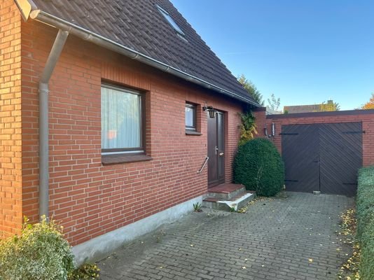 Auffahrt mit Hauseingang und Garage