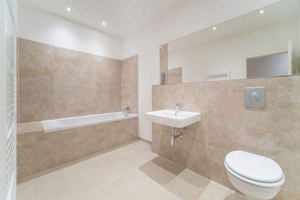 Modernes Bad mit Wanne