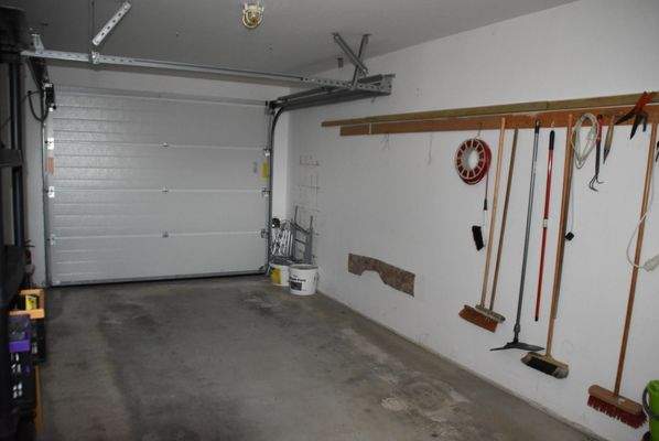  Garage mit elektr. Tor + Zugang direkt ins Haus