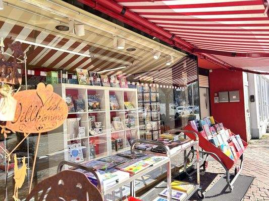 Außenbereich mit Warenpräsentation