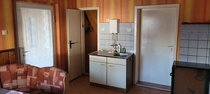 Küche mit Keller- und Verandazugang