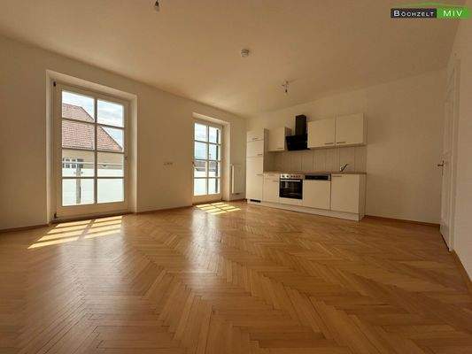 Wohn/Esszimmer mit möblierter Küche