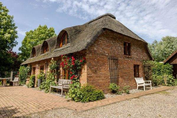 Reetgedecktes Backsteinhaus