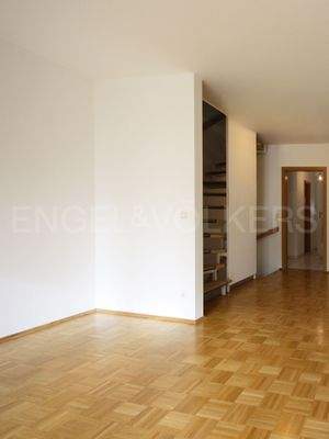 Lichtdurchfluteter Wohnbereich mit Treppenaufgang