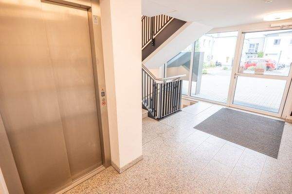 Haupteingang - Personenaufzug