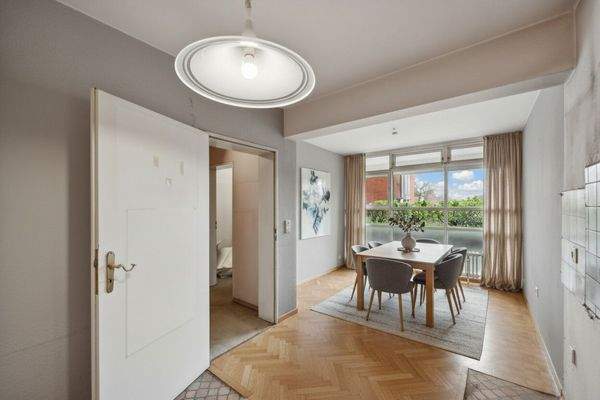 Küche mit Essplatz KI eingerichtet