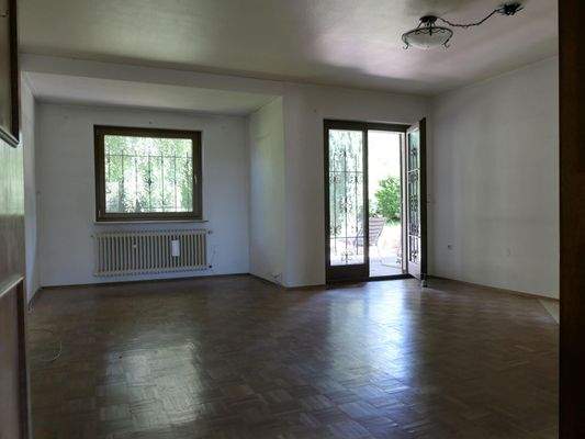 großzügiges Wohnzimmer ...