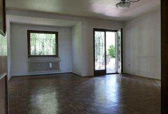 großzügiges Wohnzimmer ...