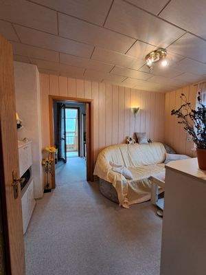 kl. Wohnzimmer mit Schlafzimmer 