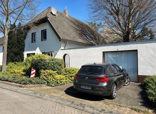 Straßenansicht mit Garage