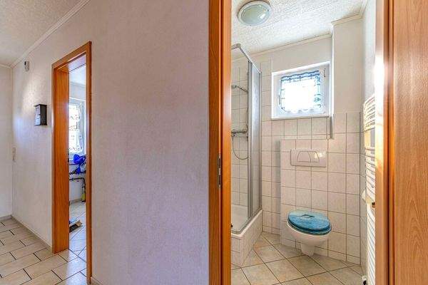 Blick zum HWR und Badezimmer