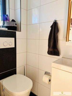 Ihr modernes Gäste-WC mit Fenster im Erdgeschoss