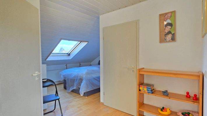 Zwei Räume mit Dachfenster