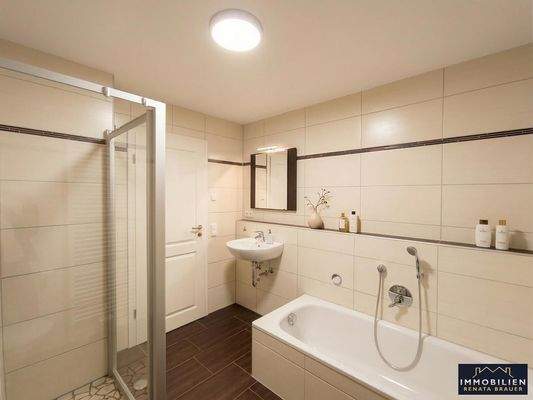 Bad mit Badewanne und Dusche