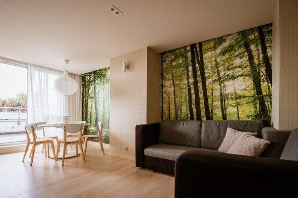 8. Die Couchecke mit Essecke am Terrassenfenster.j