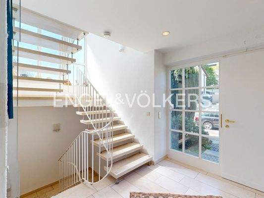 Zentrales Treppenhaus zu Keller und OG