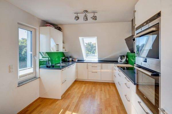 offene Küche mit hochwertigen Einbauten