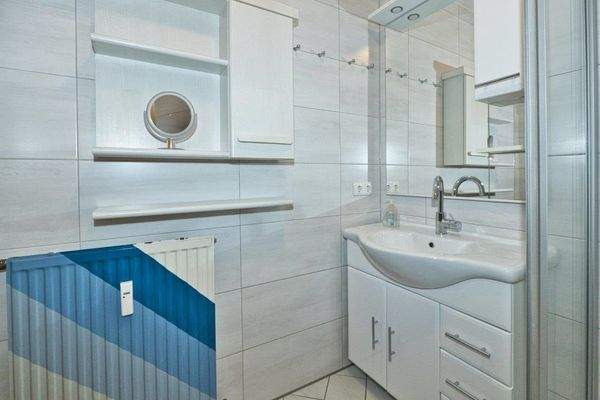 Bad mit Dusche und WC