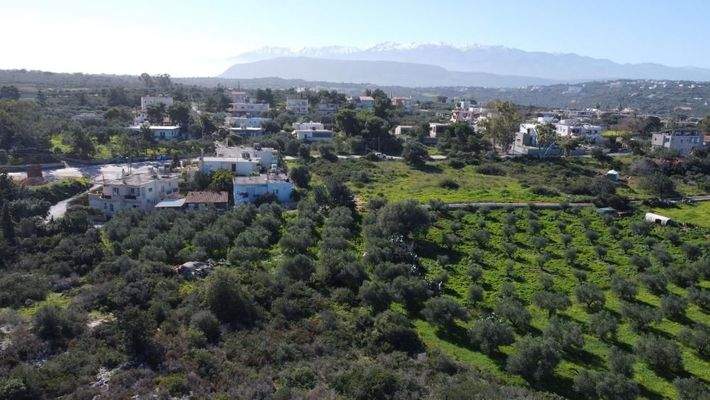Kreta, Kampani: Ruhiges Grundstück in Akrotiri mit Bergblick zu verkaufen