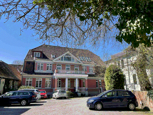 Hofansicht mit Stellplätzen.jpg