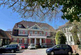 Hofansicht mit Stellplätzen.jpg