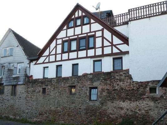 Rückseite mit Stadtmauer