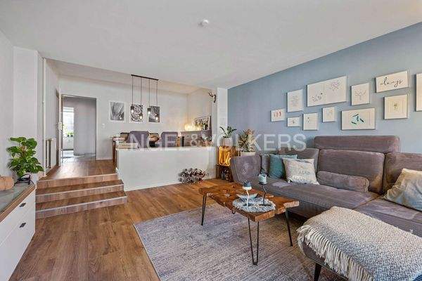 Blick vom Wohnbereich in Richtung Essbereich in